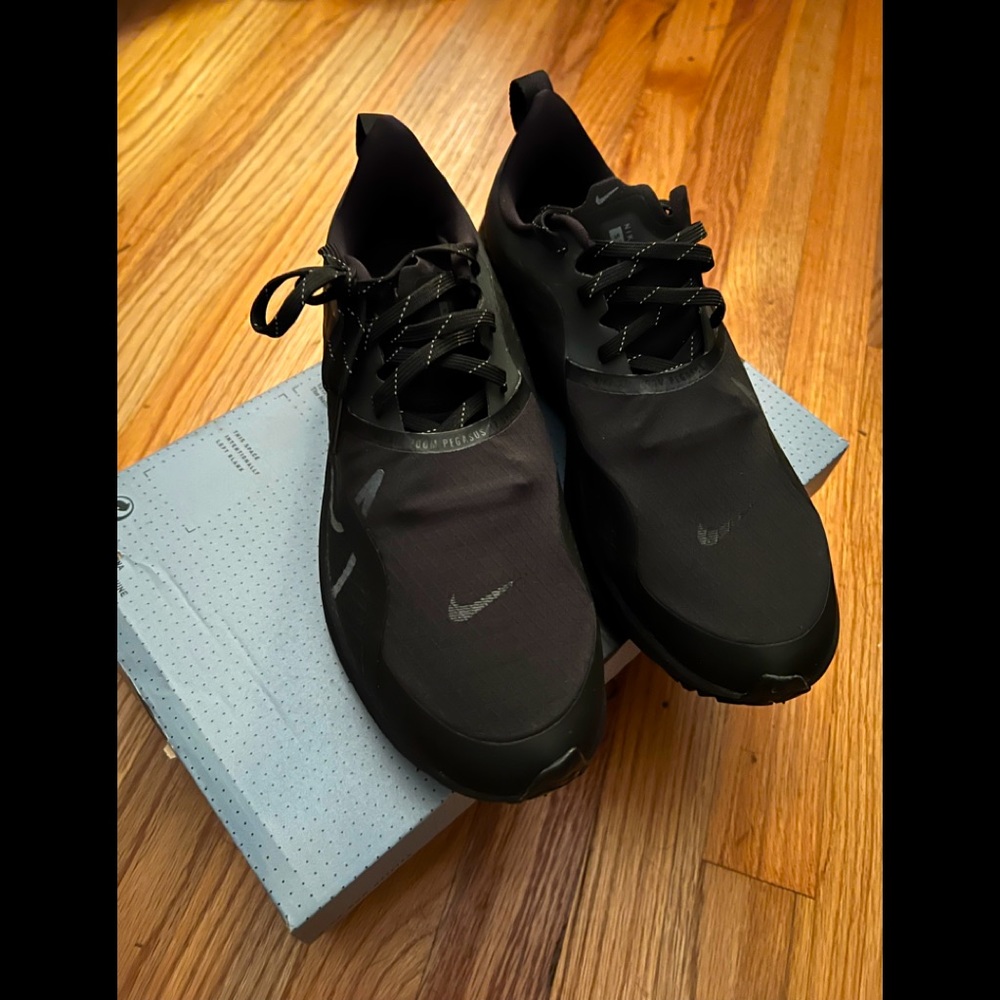 Nike Running Shoes. Wmns Air ZM Pegasus 37 Shield.